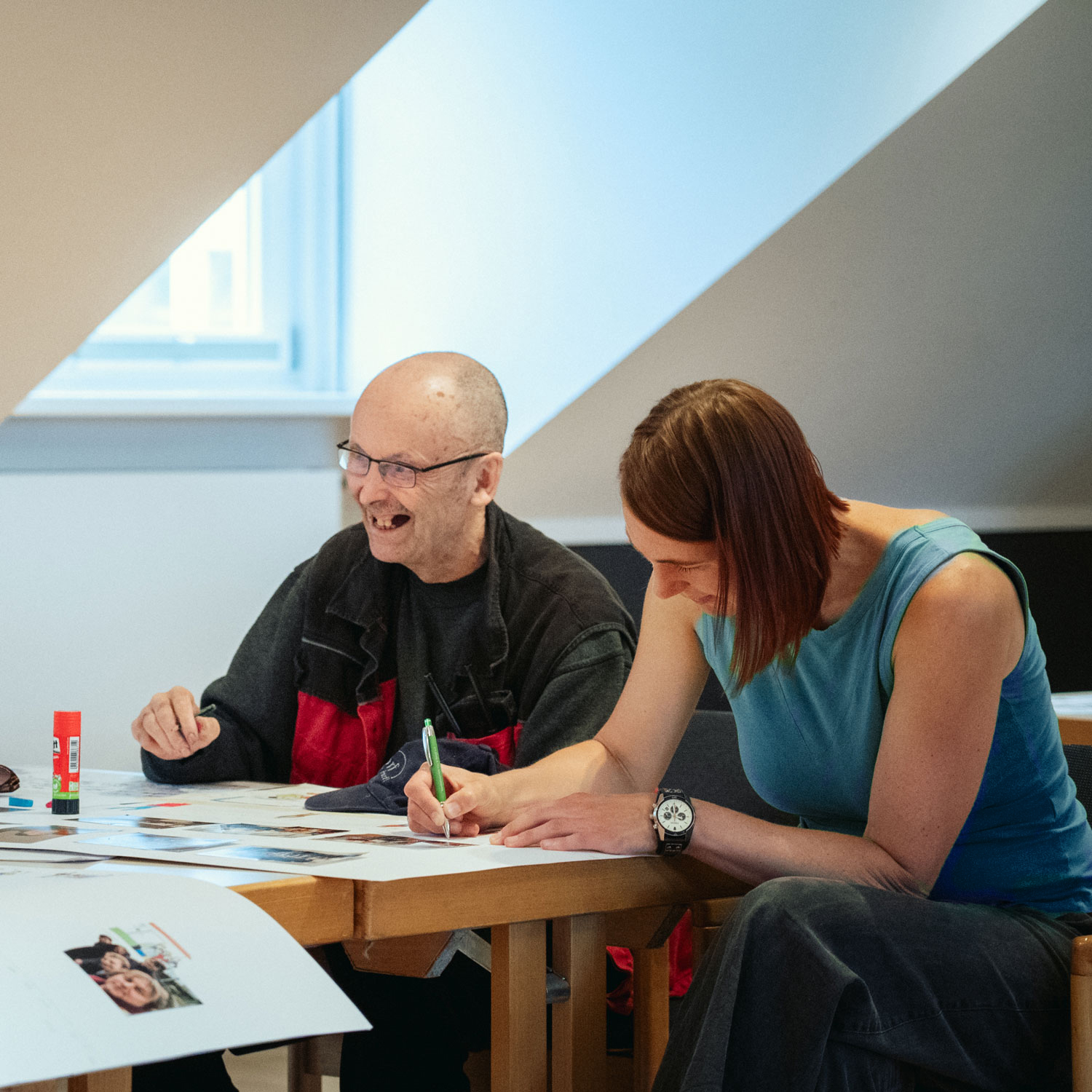 Lisa und Uwe arbeiten gemeinsam an einer Biografie.